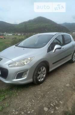 Хэтчбек Peugeot 308 2013 в Сваляве