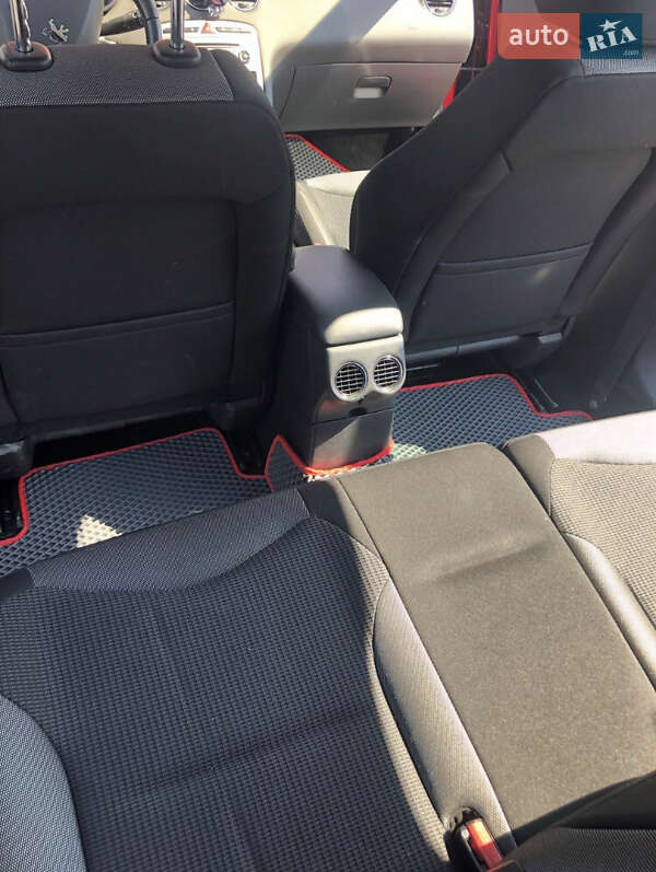 Хетчбек Peugeot 308 2010 в Ужгороді