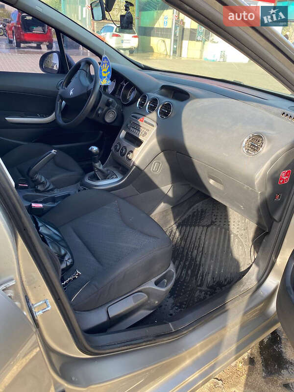 Хэтчбек Peugeot 308 2010 в Березному