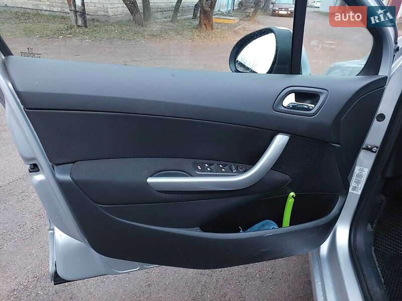 Универсал Peugeot 308 2010 в Коростене