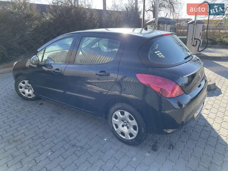 Хетчбек Peugeot 308 2011 в Ужгороді