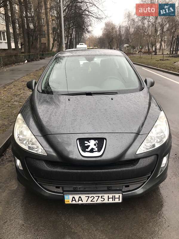 Хетчбек Peugeot 308 2011 в 