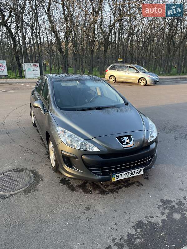 Хетчбек Peugeot 308 2011 в 