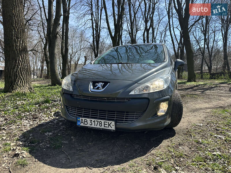 Хэтчбек Peugeot 308 2011 в 