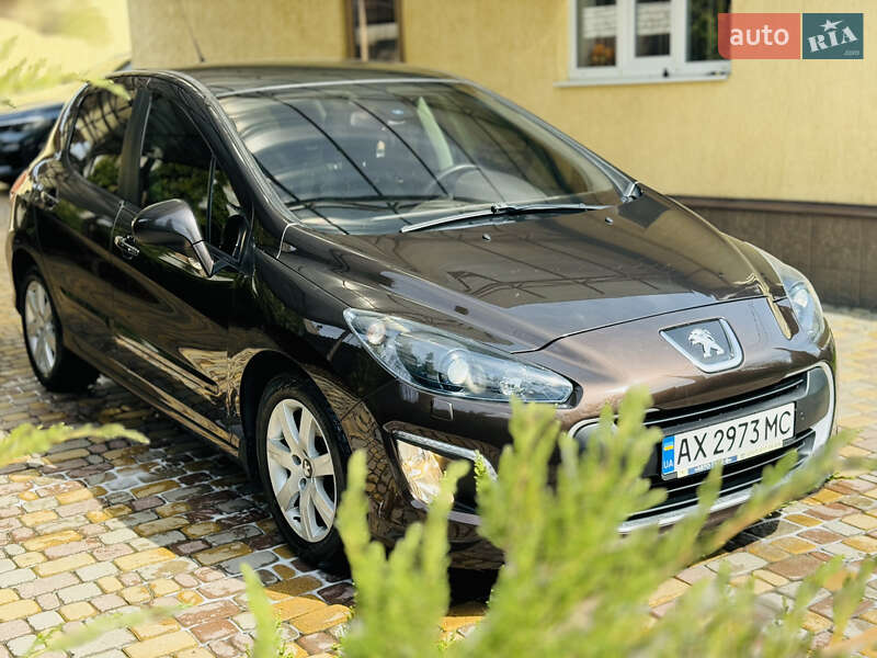 Хэтчбек Peugeot 308 2012 в 