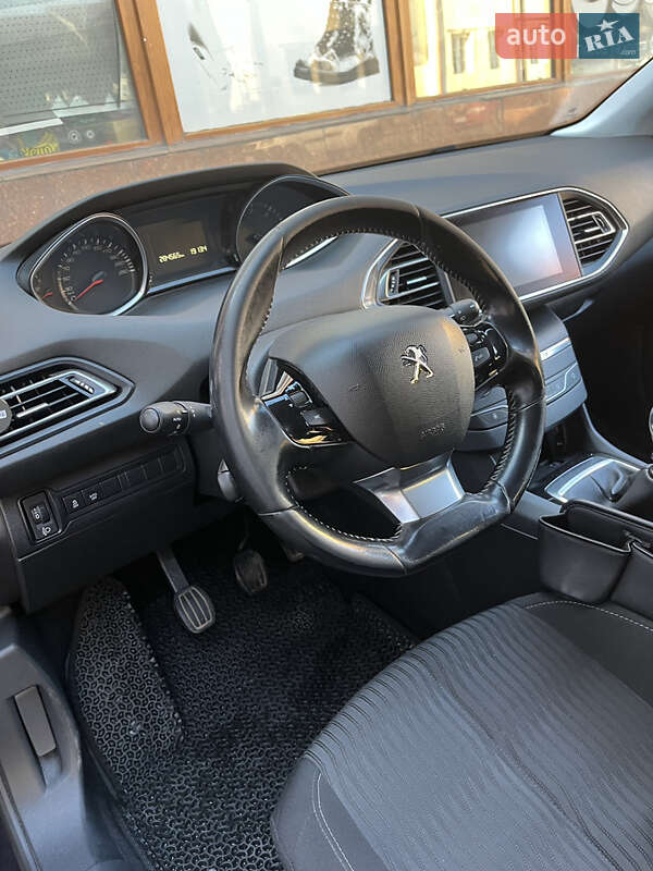 Універсал Peugeot 308 2016 в Виноградові