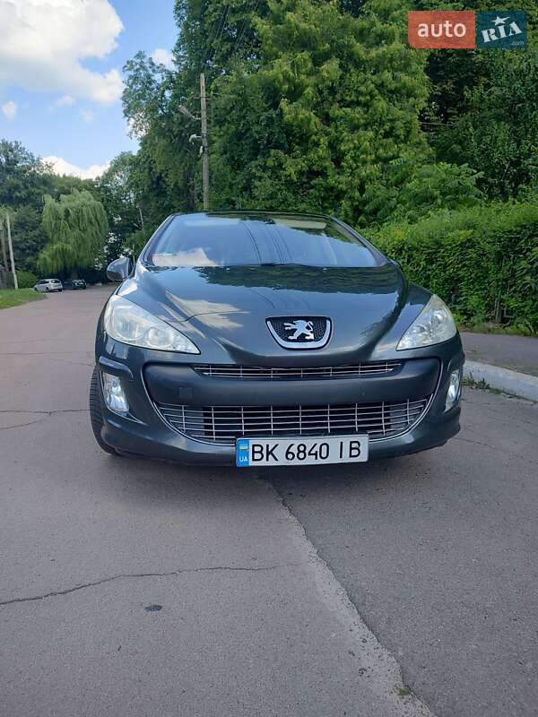 Хэтчбек Peugeot 308 2009 в Остроге