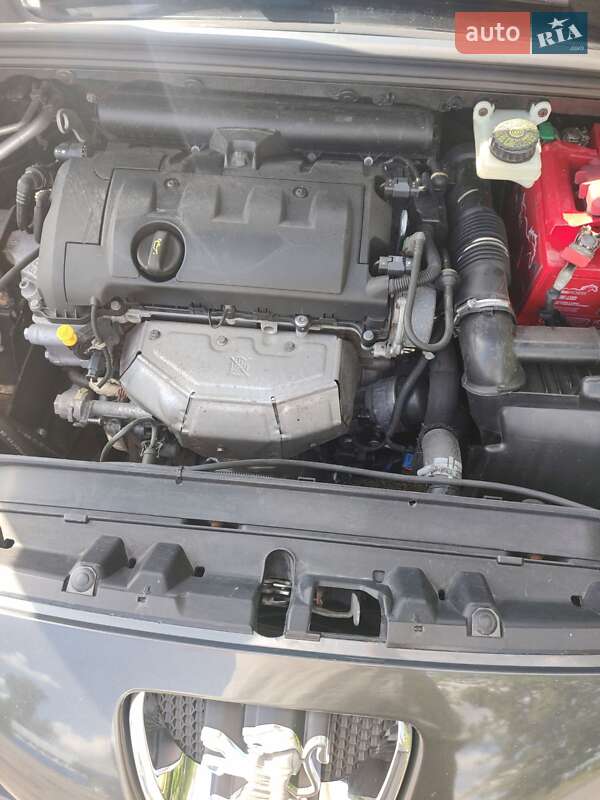 Хэтчбек Peugeot 308 2009 в Остроге
