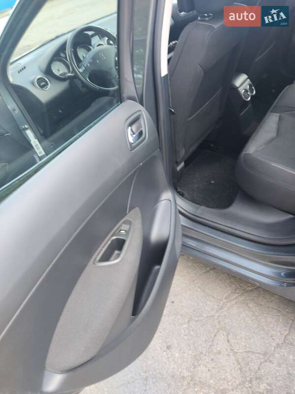 Хэтчбек Peugeot 308 2009 в Остроге