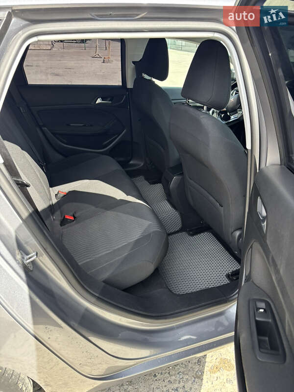 Универсал Peugeot 308 2015 в Остроге