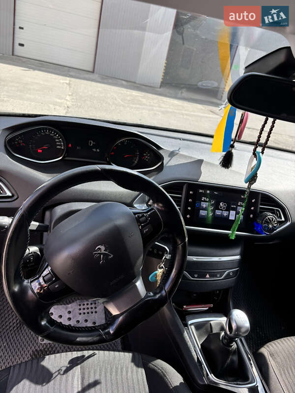 Универсал Peugeot 308 2015 в Остроге