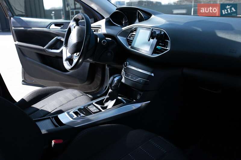 Универсал Peugeot 308 2015 в Брошневе-Осаде