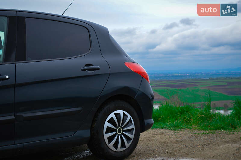 Хетчбек Peugeot 308 2010 в Чернівцях