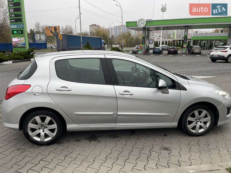 Хэтчбек Peugeot 308 2011 в Киеве
