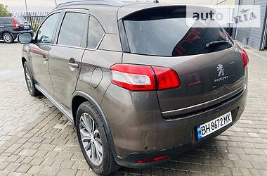 Позашляховик / Кросовер Peugeot 4008 2012 в 