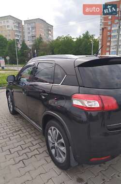 Позашляховик / Кросовер Peugeot 4008 2012 в 