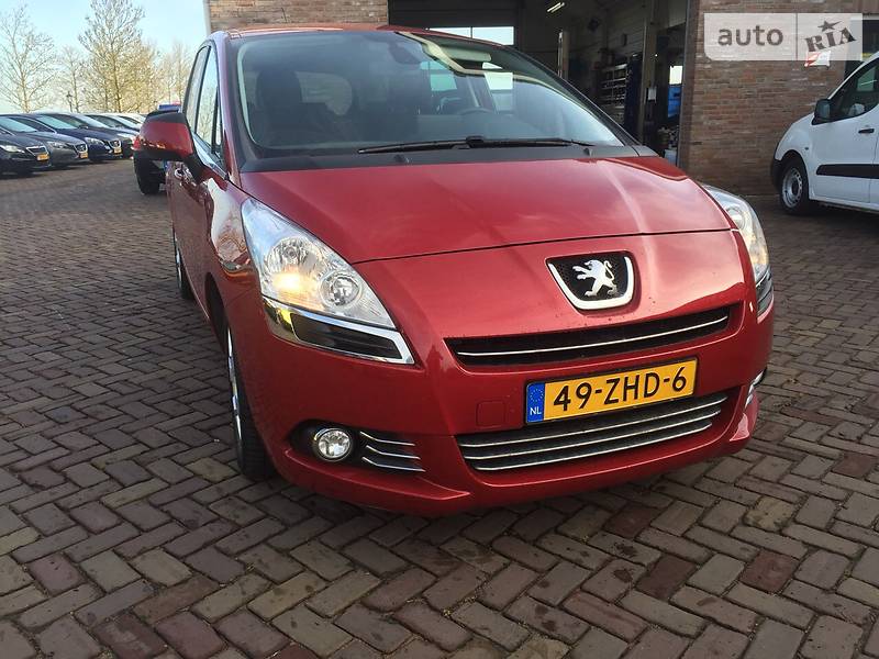 Peugeot 5008 2012 года