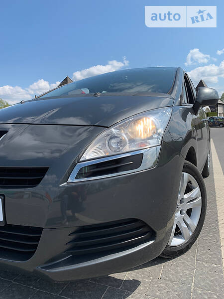 Мінівен Peugeot 5008 2010 в Стрию