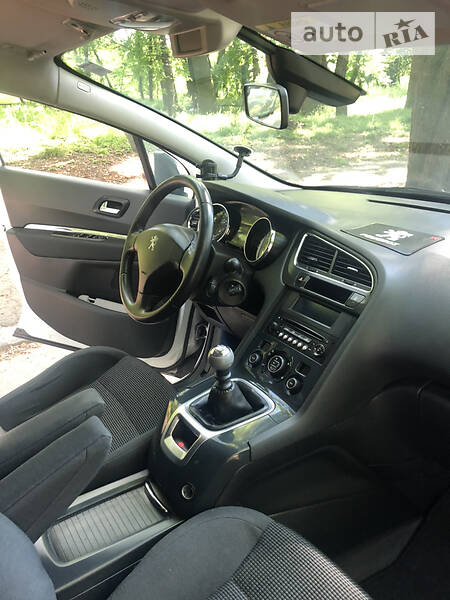 Універсал Peugeot 5008 2015 в Чернівцях