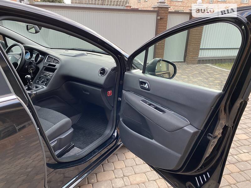 Мінівен Peugeot 5008 2012 в Чернівцях