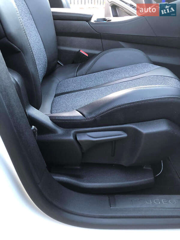 Позашляховик / Кросовер Peugeot 5008 2019 в Львові