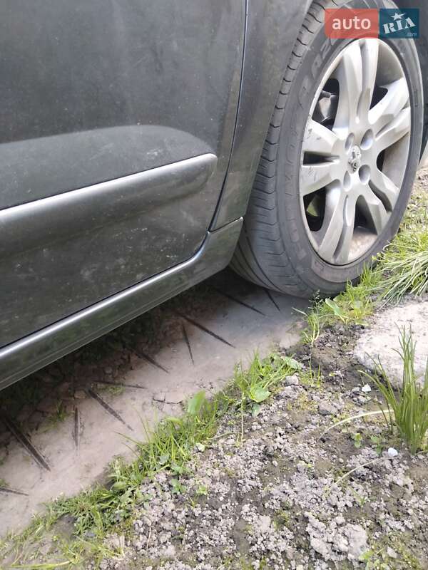 Микровэн Peugeot 5008 2011 в Чернигове