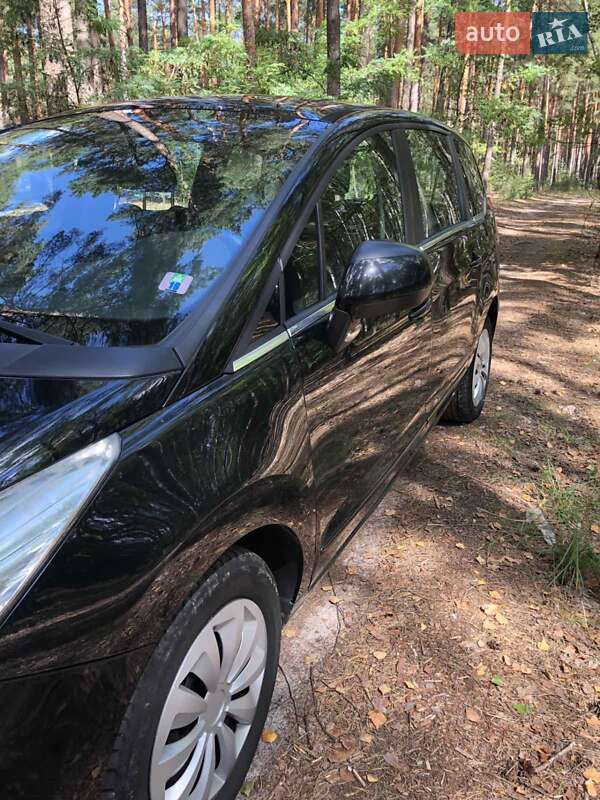 Микровэн Peugeot 5008 2013 в Коропе