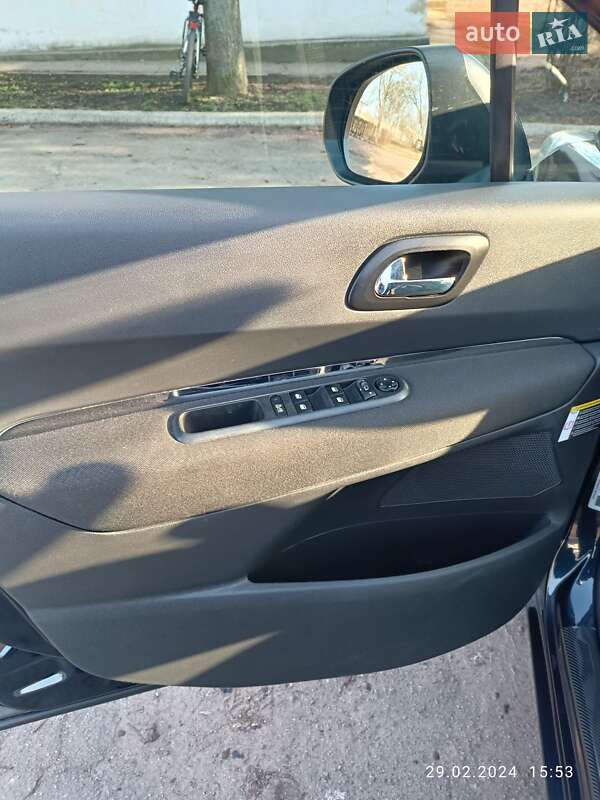 Мікровен Peugeot 5008 2010 в Братському