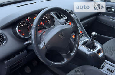 Мікровен Peugeot 5008 2011 в Сваляві
