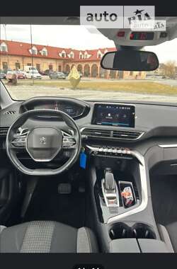 Внедорожник / Кроссовер Peugeot 5008 2017 в Калуше