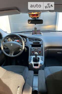 Мікровен Peugeot 5008 2011 в Стрию