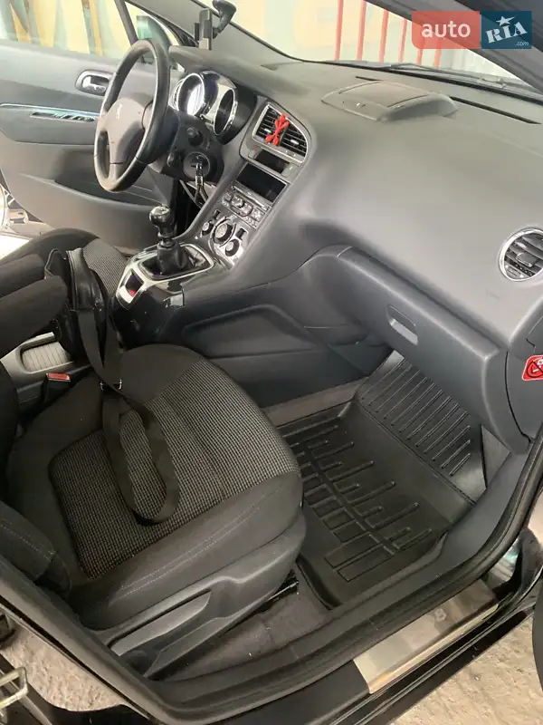 Peugeot 5008 2011