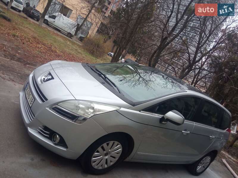 Микровэн Peugeot 5008 2011 в Киеве