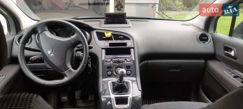 Микровэн Peugeot 5008 2010 в Самборе