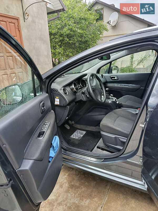 Мікровен Peugeot 5008 2011 в Сторожинці