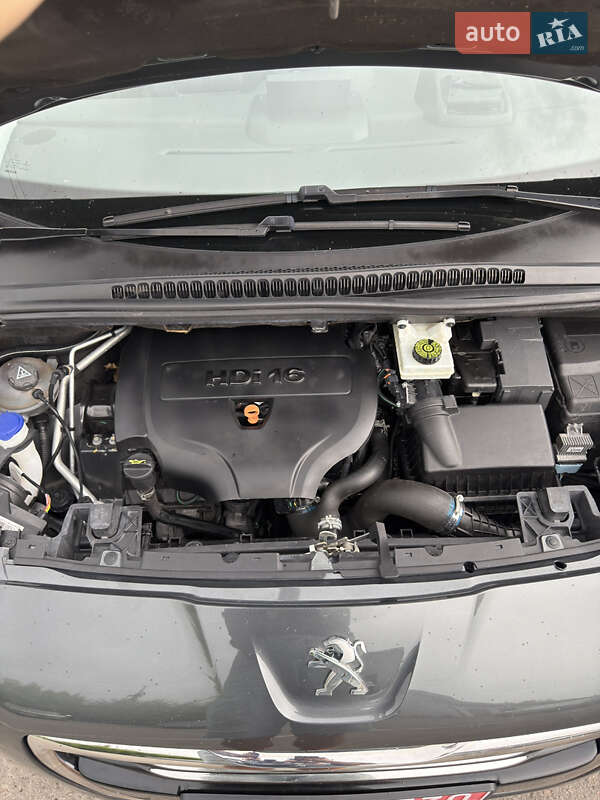 Микровэн Peugeot 5008 2015 в Дубно