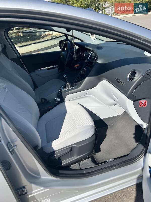 Мікровен Peugeot 5008 2010 в Южному