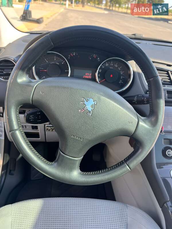 Мікровен Peugeot 5008 2010 в Южному