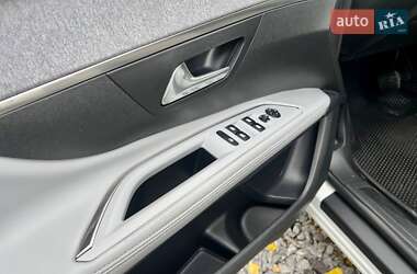 Внедорожник / Кроссовер Peugeot 5008 2017 в 