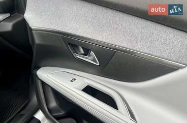 Внедорожник / Кроссовер Peugeot 5008 2017 в 