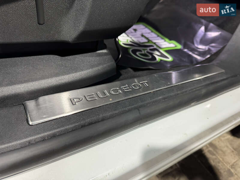 Внедорожник / Кроссовер Peugeot 5008 2018 в Одессе