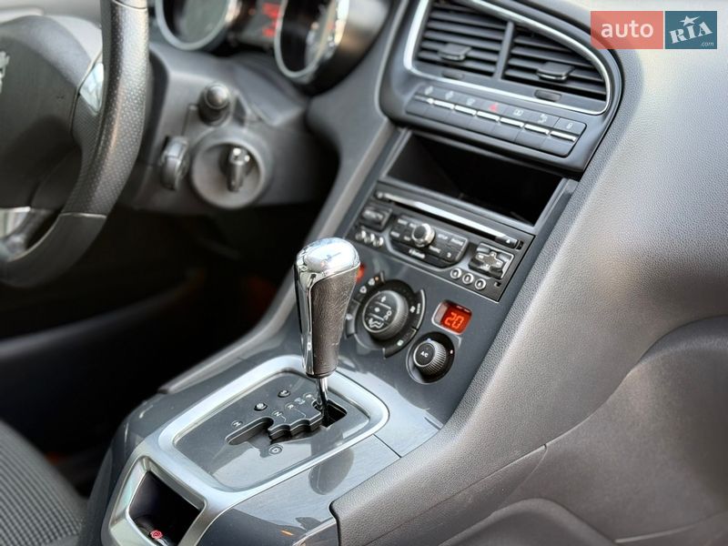 Микровэн Peugeot 5008 2015 в Самборе