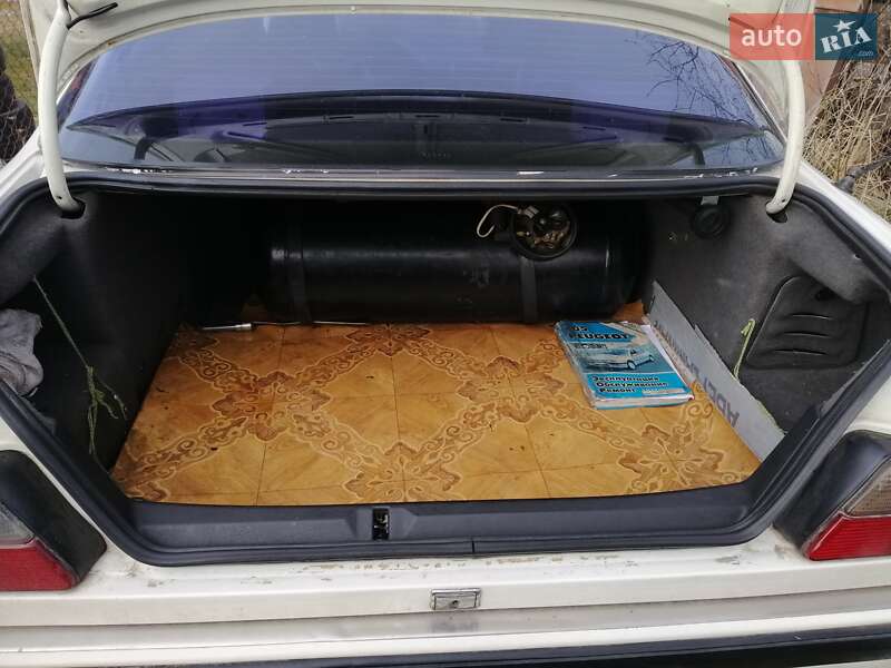 Седан Peugeot 605 1990 в Львові