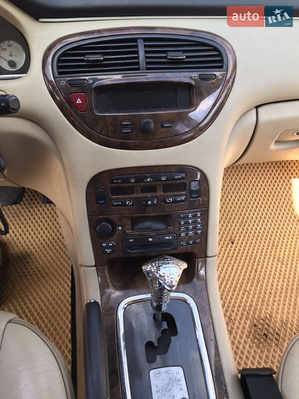 Седан Peugeot 607 2002 в Отинії