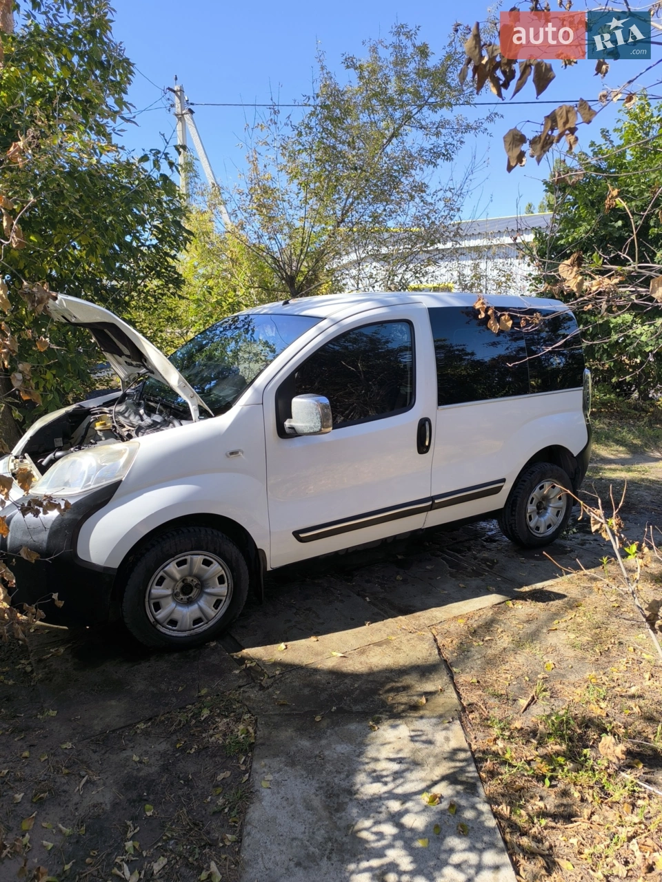 Автомобіль у третього власника. Обслуговувався вчасно, всі заміни розхідників записувалися. По документам грузовий, але переобладнаний на пасажира. Задні крісла - трансформери, за хвилину компактно складаються під передні. На зараз автомобіль - сів і поїхав. Двигун працює добре... Хоча пробіг великий, та це не рідний пробіг цього двигуна. Колишній господар замінював двигун. Інші питання по телефону.