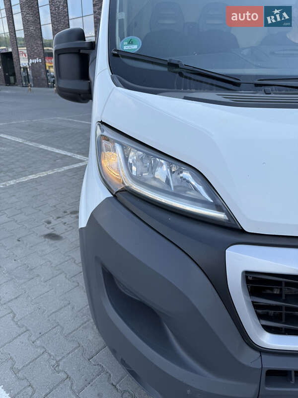 Вантажний фургон Peugeot Boxer 2017 в Чернівцях