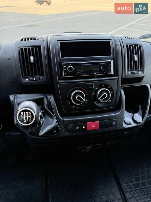 Вантажний фургон Peugeot Boxer 2017 в Чернівцях