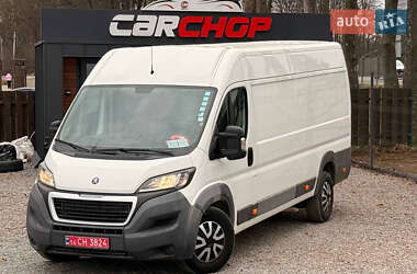 Вантажний фургон Peugeot Boxer 2015 в Стрию