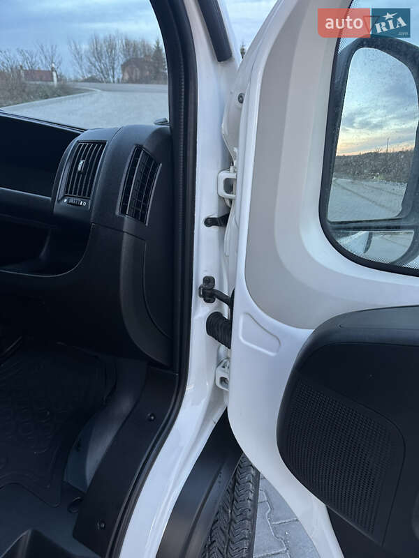 Вантажний фургон Peugeot Boxer 2020 в Львові