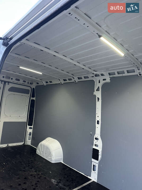 Вантажний фургон Peugeot Boxer 2020 в Львові